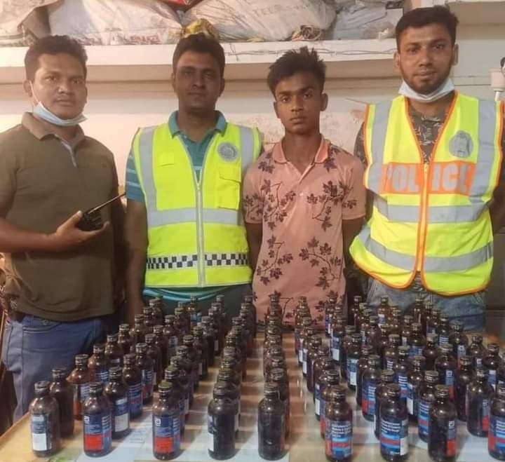 বেনাপোলে ভারতীয় ফেনসিডিলসহ আটক
