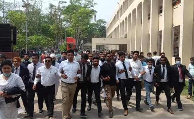 জোড়া খুনের রায়ের প্রতিবাদে অনিদিষ্টকালের জন্য আইনজীবীদের কোর্ট বর্জন