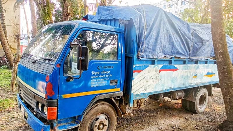 ডিসির গাড়িতে ট্রাকের ধাক্কা, কারাগারে চালক