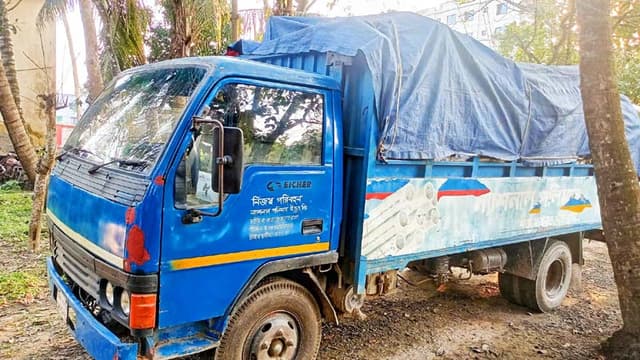 ডিসির গাড়িতে ট্রাকের ধাক্কা, কারাগারে চালক