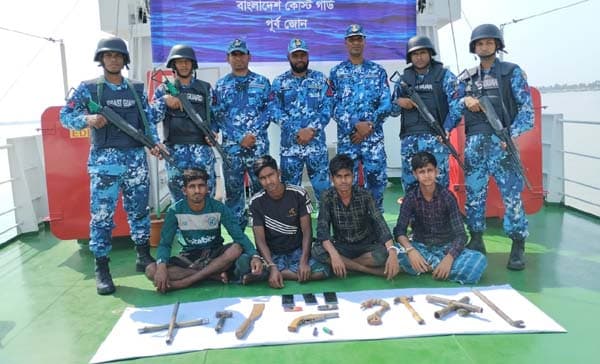 সাগরে ডাকাতির প্রস্তুতিকালে ৪ জন আটক