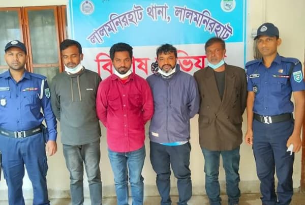 মাদক সেবনরত অবস্থায় ভাইস চেয়ারম্যান প্রার্থী গ্রেফতার !