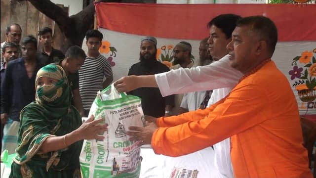 পাকদী নবীন যুব সংঘের আয়োজনে ইফতার ও খাদ্য সামগ্রী বিতরণ