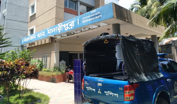 বোমা বানাতে গিয়ে কালকিনিতে একজন নিহত