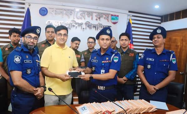 ঝিনাইদহে  ১০৫ টি মোবাইল ও ৭ লাখ টাকা উদ্ধার