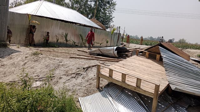 হাতীবান্ধায় স্বেচ্ছাসেবকলীগ নেতার বিরুদ্ধে বসতবাড়ি ভাংচুর ও জমি দখলের অভিযোগ !
