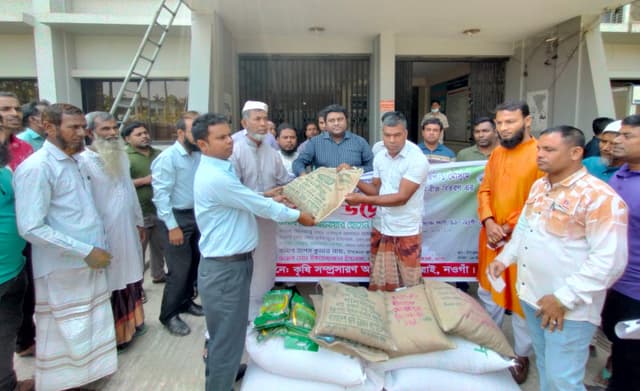 আত্রাইয়ে বিনামূল্যে প্রণোদনার সার-বীজ বিতরণ