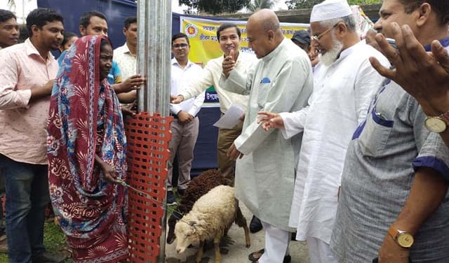ধামইরহাটে ৪শ ক্ষুদ্র নৃ-গোষ্ঠী পরিবারের মাঝে ভেড়া বিতরণ