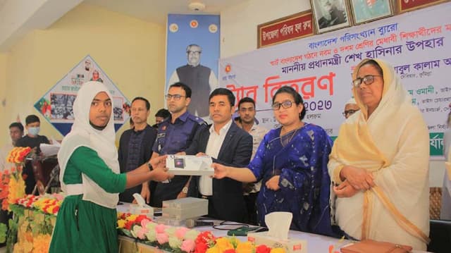 প্রধানমন্ত্রীর উপহার পেলো দেবীদ্বারের ২৯৪ শিক্ষার্থী