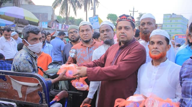 দেবীদ্বারে পথচারীদের মাঝে জাতীয় পার্টির ইফতার বিতরণ