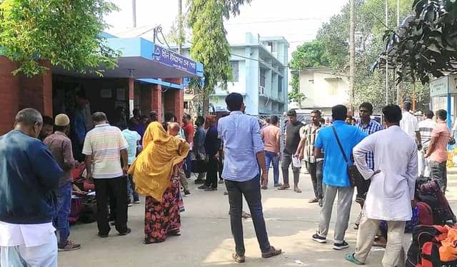 সার্ভার জটিলতায় হিলি ইমিগ্রেশনে যাত্রী পারাপারে ভোগান্তি