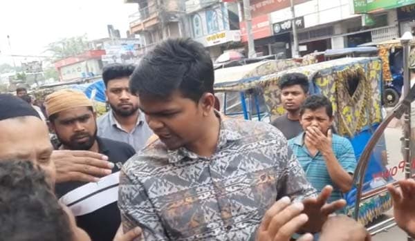 বৃদ্ধ রিকশাচালককে যুবকের থাপ্পর, মুহুর্তে ভিডিও ভাইরাল