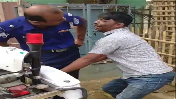 পুলিশের হাত-পা ধরেও হয়নি রক্ষা, ভিডিও ভাইরাল, নেটিজেনদের ক্ষোভ