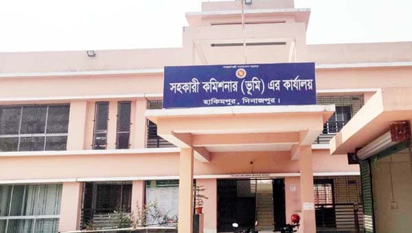 হাকিমপুর ভূমি অফিসে একই পদে দীর্ঘবছর একাধিক কর্মকর্তা, জনভোগান্তি