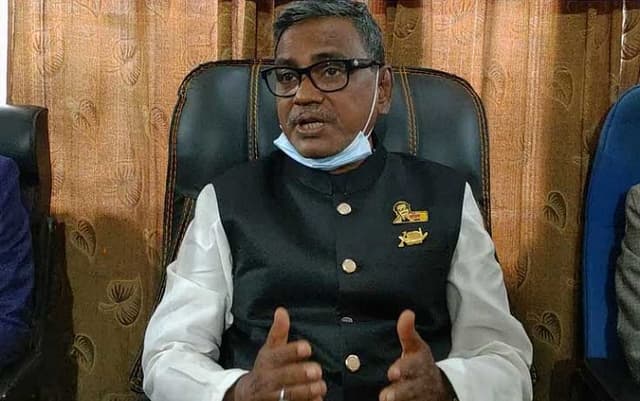 ওবায়দুল কাদের মেরুদণ্ডহীন প্রাণী: কাদের মির্জা