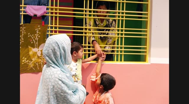 অবরুদ্ধ গৃহবধূ, বাহিরে শিশু সন্তানদের আর্তনাদ