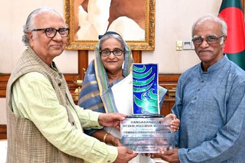 বঙ্গবন্ধুকে দেওয়া পুরস্কার গ্রহণ করলেন শেখ হাসিনা
