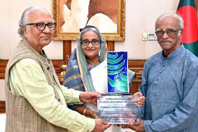 বঙ্গবন্ধুকে দেওয়া পুরস্কার গ্রহণ করলেন শেখ হাসিনা