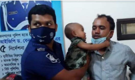 চায়ের দোকানে ফেলে যাওয়া শিশু ফিরে পেল বাবাকে