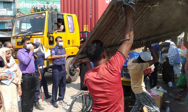 দেবীদ্বারে অবৈধ স্থাপনা উচ্ছেদ, দুই দোকানিকে জরিমানা