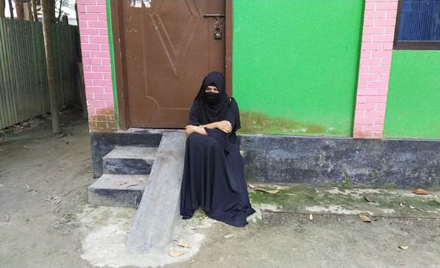 স্বামীকে ছেড়ে প্রেমিকের বাড়িতে দুদিন ধরে অনশন তরুণীর