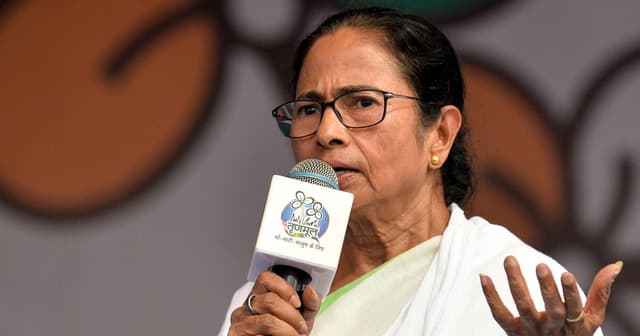 আমাকে সরানো সম্ভব নয় : মমতা ব্যানার্জী