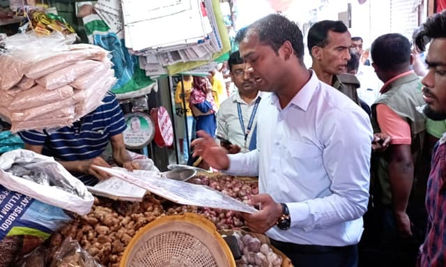 কলাপাড়ায় চার ব্যবসায়ীকে ভ্রাম্যমান আদালতে জরিমানা