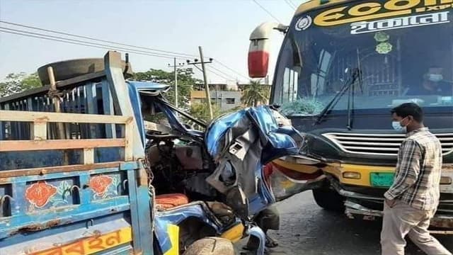 পুলিশের পিকআপের সাথে বাসের সংঘর্ষে ২১ পুলিশ আহত