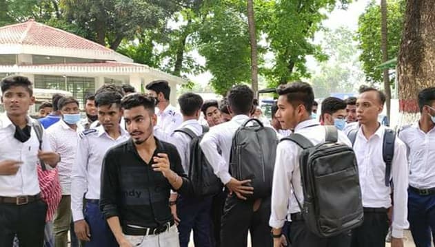 সাভারে শিক্ষার্থীদের মারধর, আটকে দিলো ৮ বাস