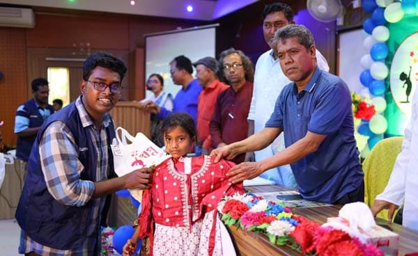নোয়াখালীতে সুবিধাবঞ্চিত শিশুদের ঈদ জামা উৎসব
