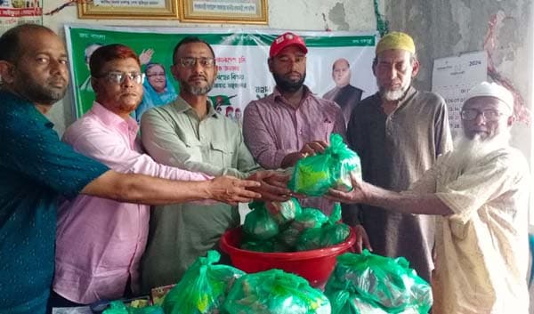 মহিপুর থানা যুবলীগের ঈদ সামগ্রী বিতরণ