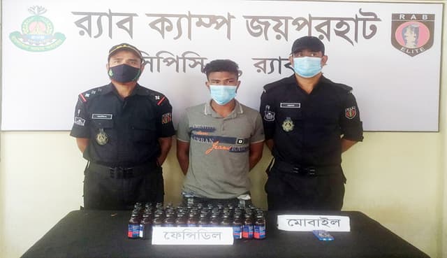 জয়পুরহাটে ফেনসিডিলসহ মাদক ব্যবসায়ী গ্রেপ্তার