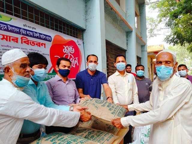জাজিরায় কৃষকদের মাঝে বিনা মূল্যে বীজ ও সার বিতরণ