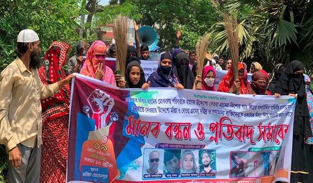 দেবীদ্বারে কিশোর গ্যাংয়ের নির্যাতন থেকে বাঁচতে গ্রামবাসীর মানববন্ধন