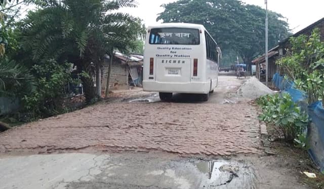 হিলি ঘোড়াঘাট সড়ক: এলাকাবাসীর দাবি দুর্ভোগ শেষ হবে কবে?