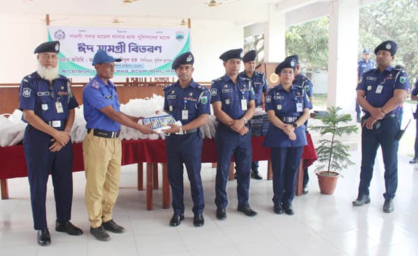 নওগাঁয় শতাধিক গ্রাম পুলিশের মাঝে ঈদ সামগ্রী বিতরণ