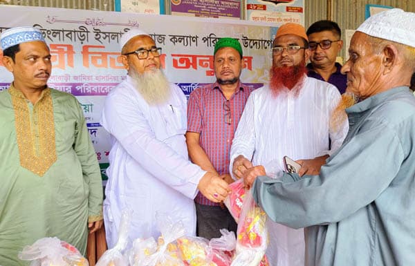 দেবীদ্বারে হতদরিদ্রের মাঝে ঈদ সামগ্রী বিতরণ