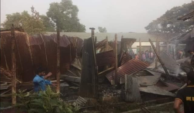 আগুনে পুড়ে গেছে ২৪ দোকান