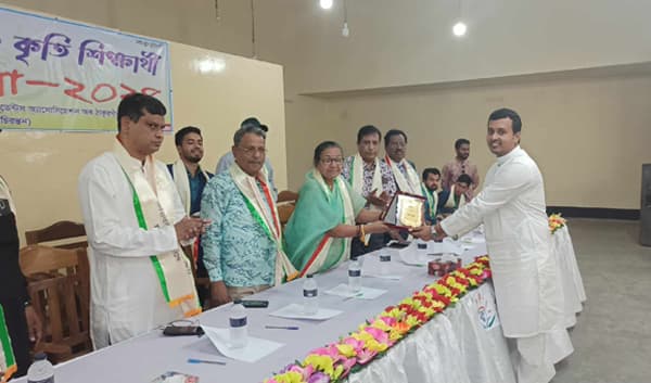 বিসিএস ক্যাডারদের সংবর্ধনা দিল ঠাকুরগাঁও চিরন্তন