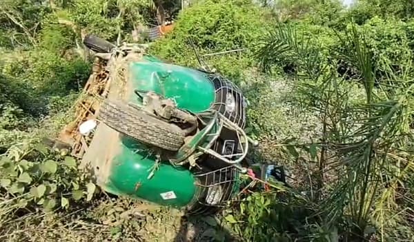 কলাপাড়ায় সিএনজি নিয়ন্ত্রণ হারিয়ে খাদে, নিহত-২