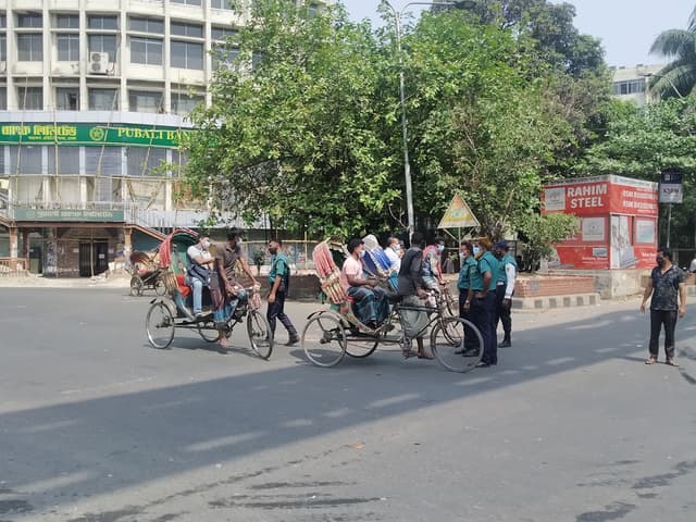 কাজ থেকে ফেরার পথে ডাক্তারদের জরিমানা!