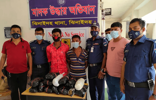 আনারসের ভিতরে গাঁজা! আটক ২