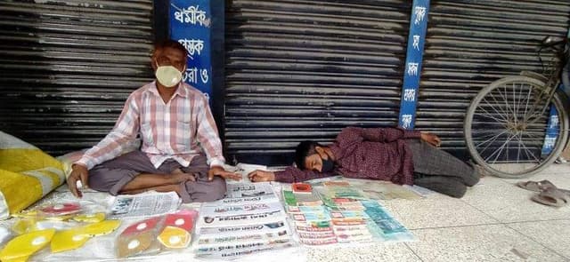 অনাহারে পত্রিকা হকাররা, নেই সরকারী অনুদান!
