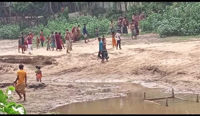 তাহিরপুরে অস্ত্র নিয়ে হিন্দু বাড়িতে প্রকাশ্যে হামলা