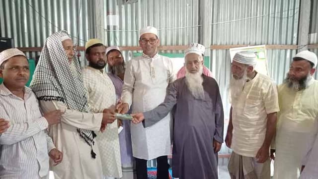 দৌলতদিয়ায় মসজিদে অনুদান প্রদান