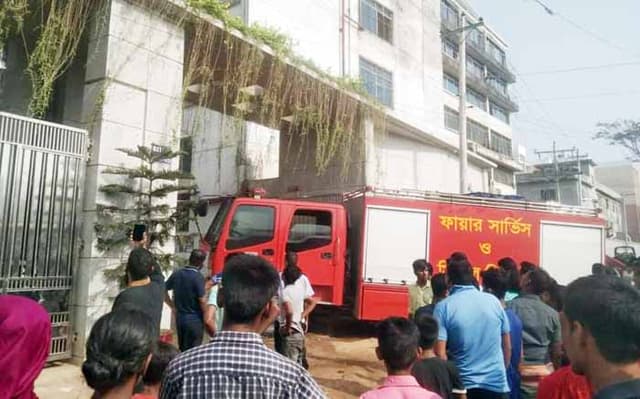 আশুলিয়ায় পোশাক কারখানায় আগুন