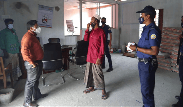 দোকান খোলায় ৪ দোকানীকে জরিমানা