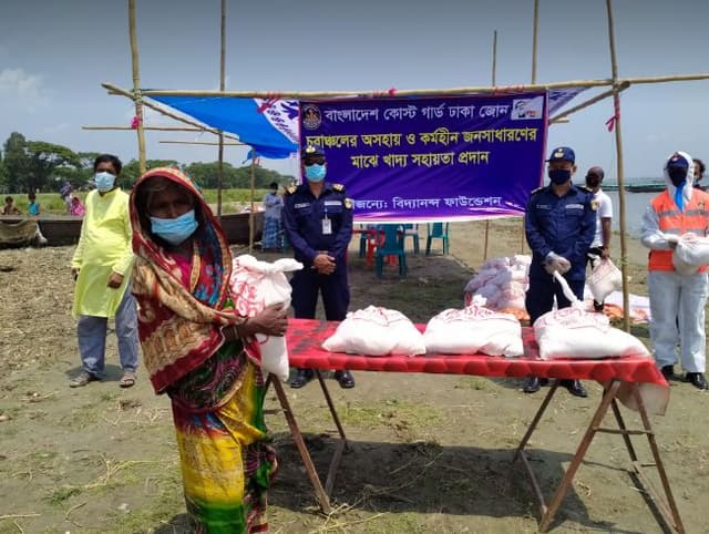 বাংলাদেশ কোস্ট গার্ড’ ও ‘বিদ্যানন্দ ফাউন্ডেশনের ত্রাণ বিতরণ