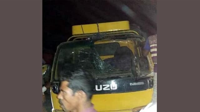 ট্রাক উল্টে নিহত তিন শ্রমিক