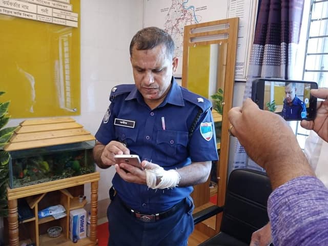 হেফাজত কর্মীদের হামলায় ওসিসহ ৪ পুলিশ আহত